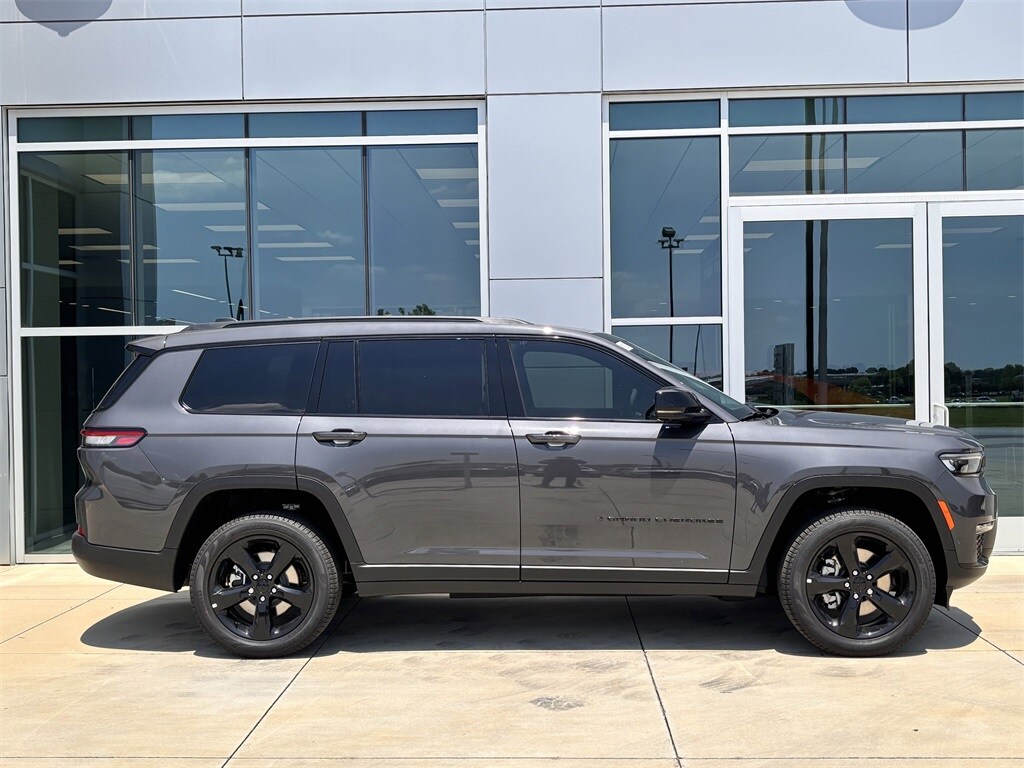 2025 Jeep Grand Cherokee Limited photo 3