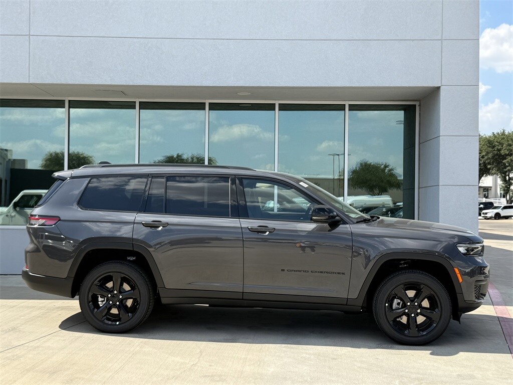 2025 Jeep Grand Cherokee Altitude photo 3