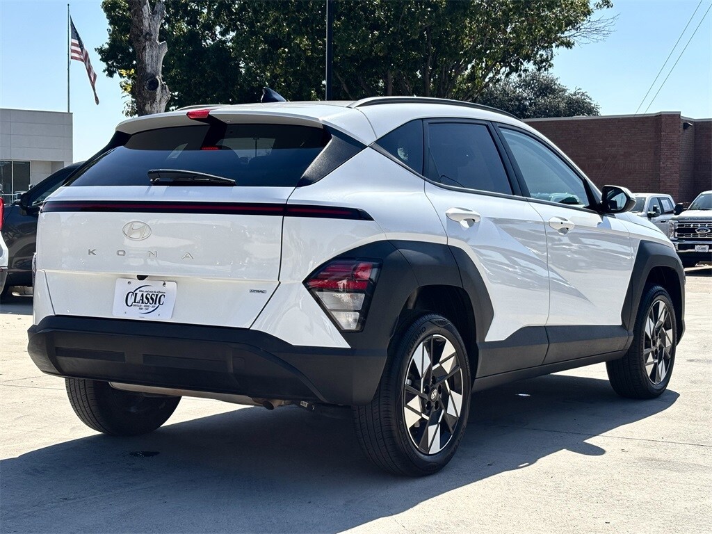 2025 Hyundai Kona SEL photo 2