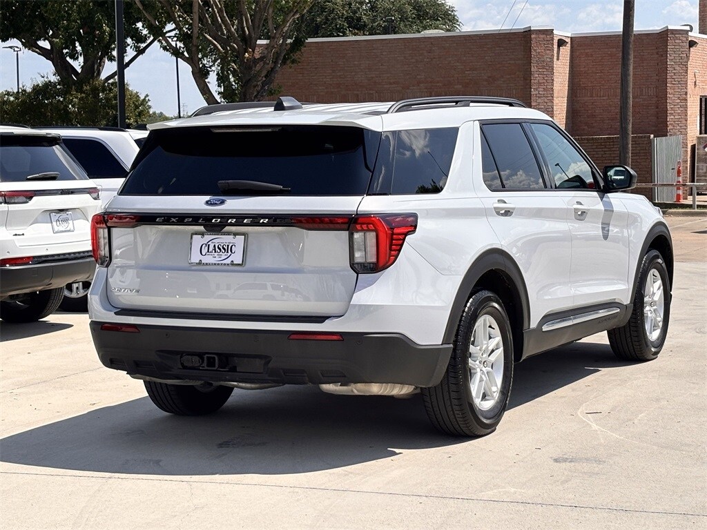 2025 Ford Explorer photo 2