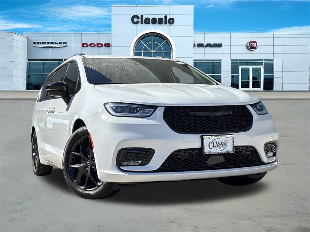 2025 Chrysler Pacifica Limited's photo