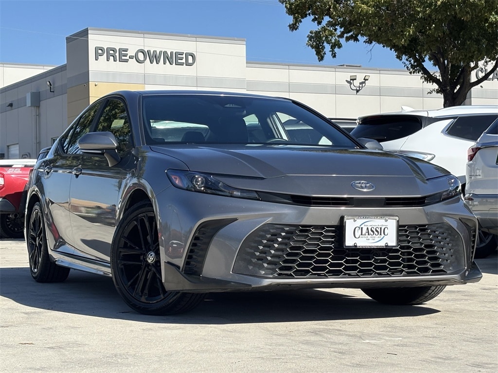 2025 Toyota Camry SE's photo