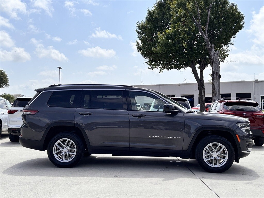 2023 Jeep Grand Cherokee Laredo photo 3