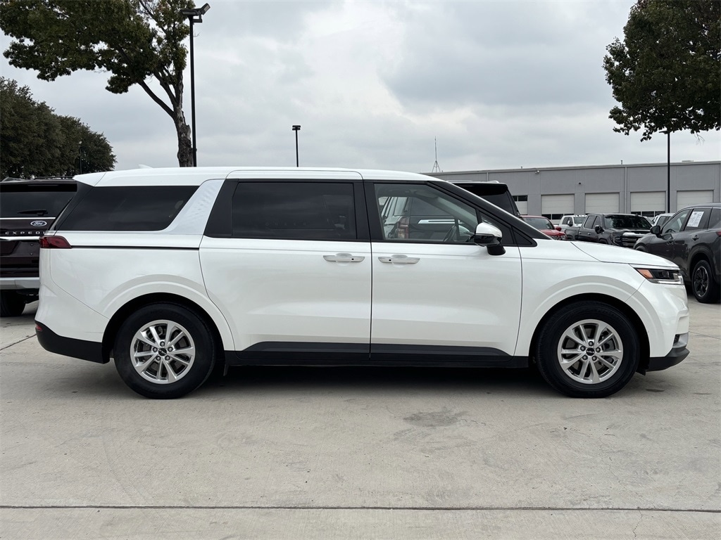 2023 Kia Carnival LX photo 2