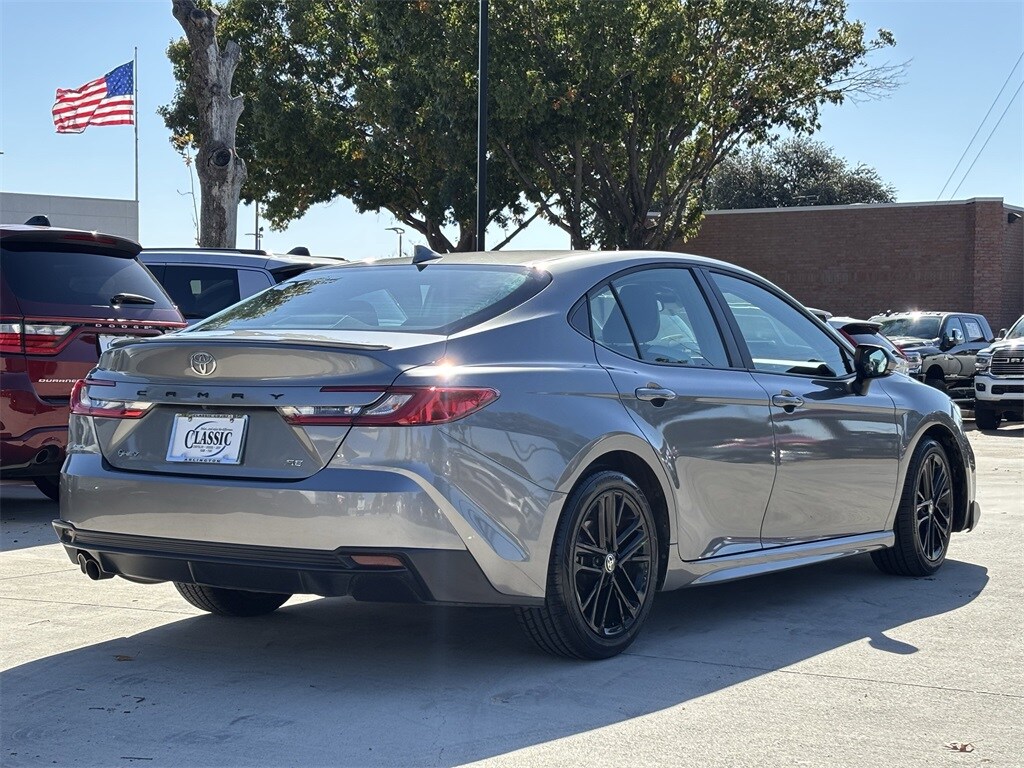 2025 Toyota Camry SE photo 3