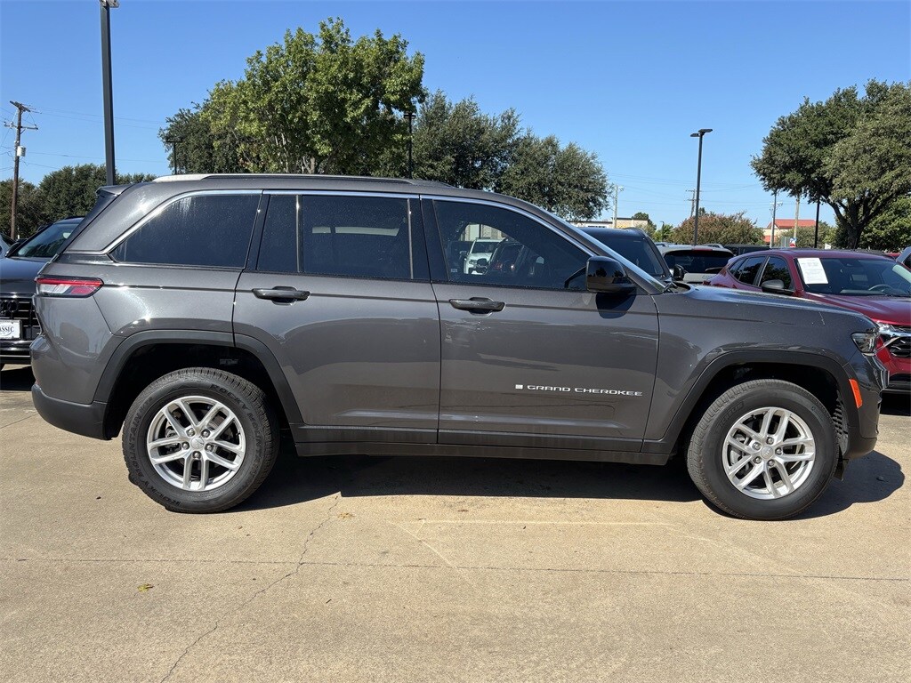 2024 Jeep Grand Cherokee Laredo photo 2