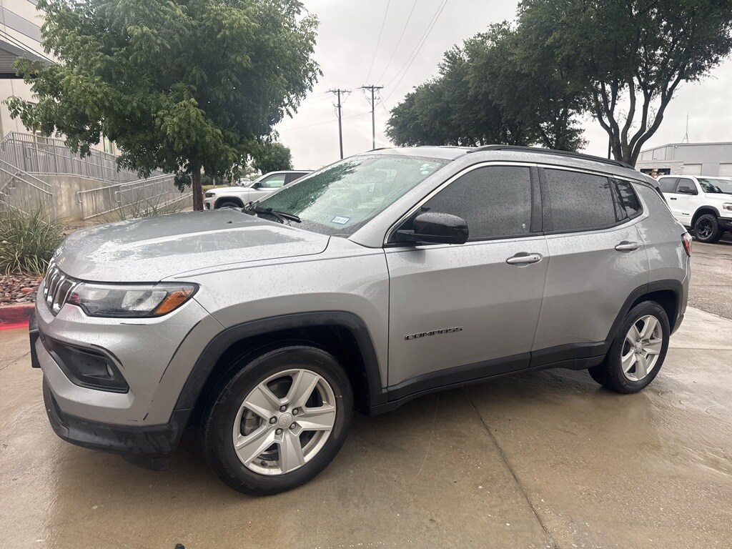 2022 Jeep Compass Latitude photo 2