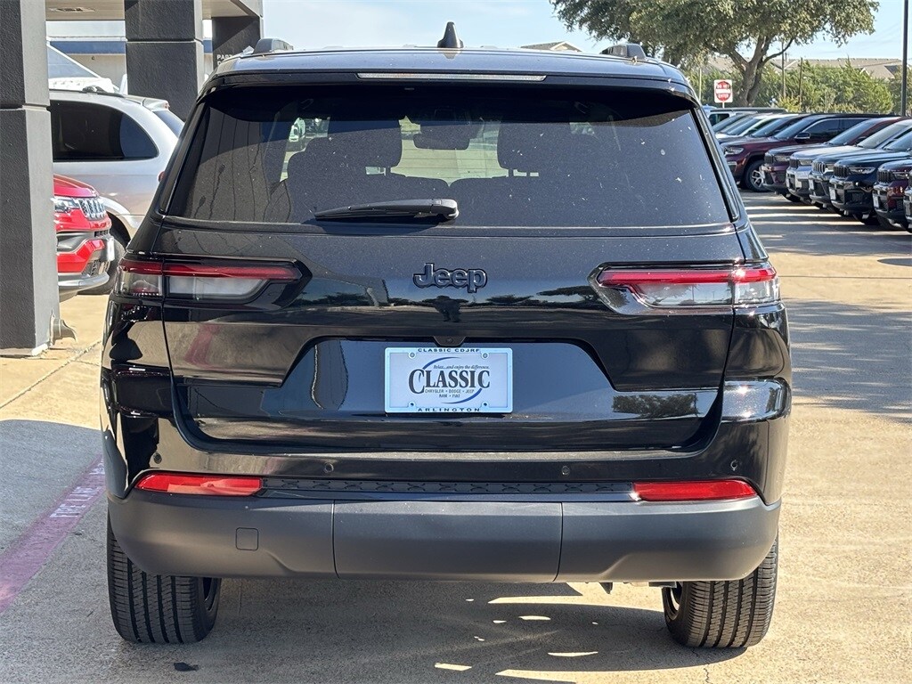 2025 Jeep Grand Cherokee Altitude photo 3