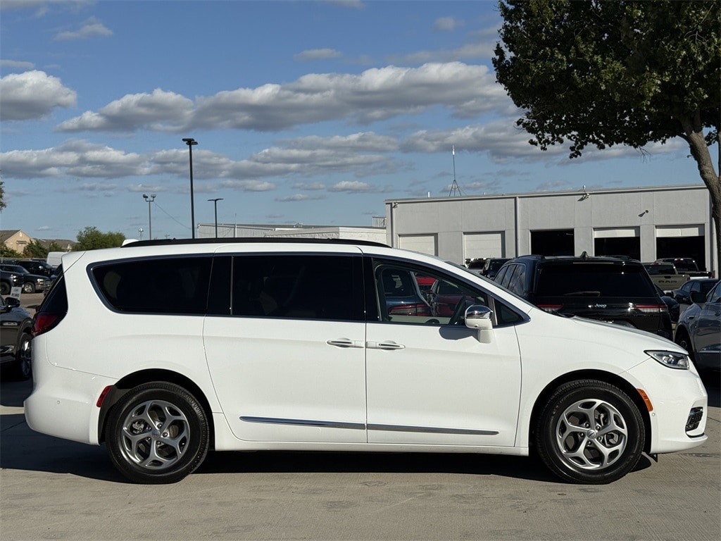 Used 2022 Chrysler Pacifica Limited Van Passenger Van