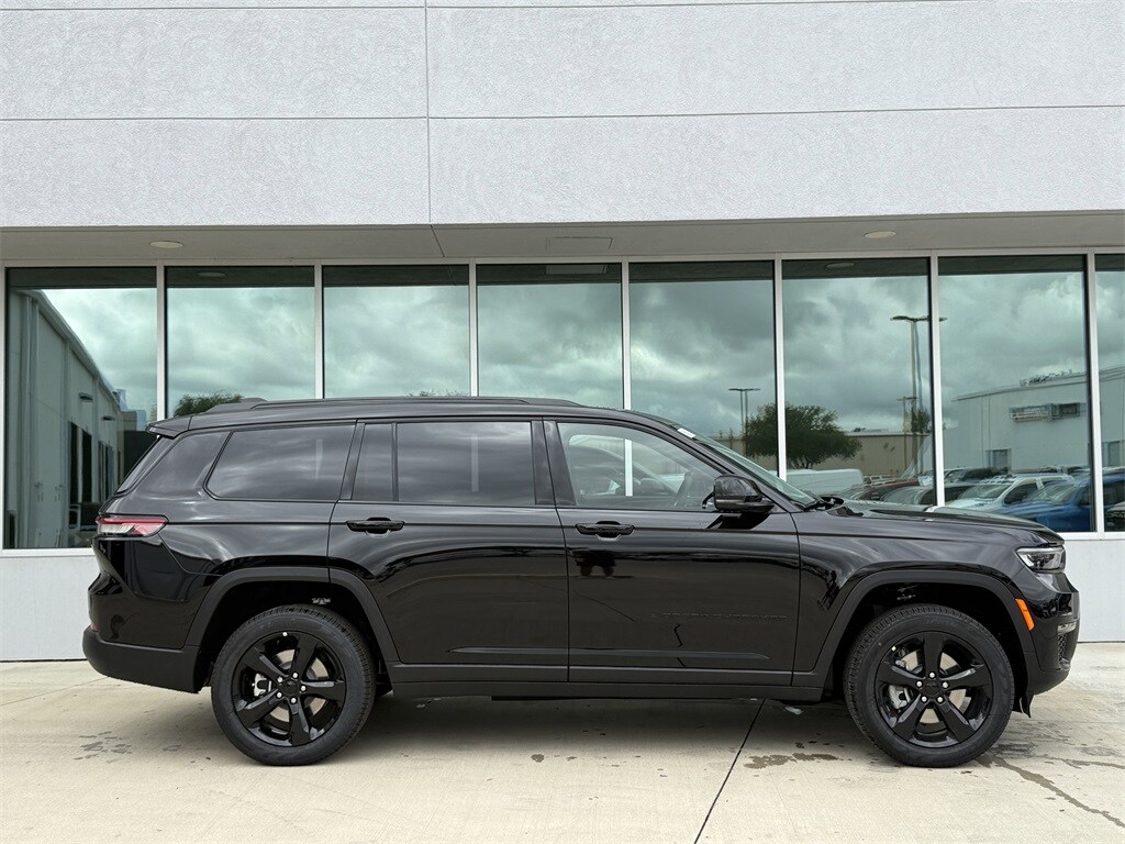 2025 Jeep Grand Cherokee Limited photo 3