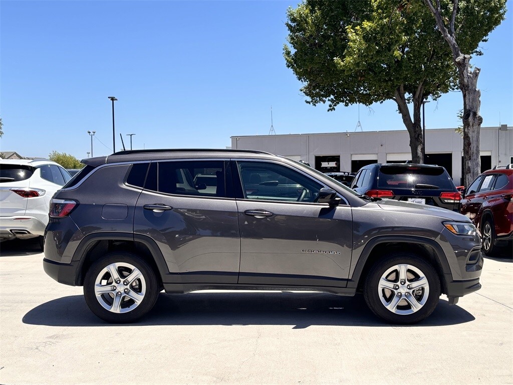 2024 Jeep Compass Latitude photo 3