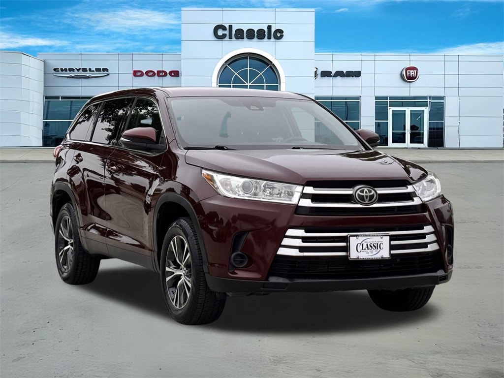 Used 2019 Toyota Highlander LE with VIN 5TDZARFHXKS058073 for sale in Arlington, TX