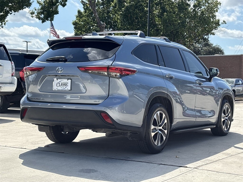 2021 Toyota Highlander XLE photo 3