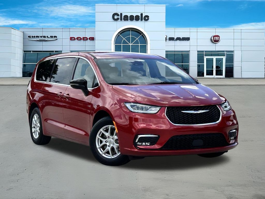 2025 Chrysler Pacifica Select's photo