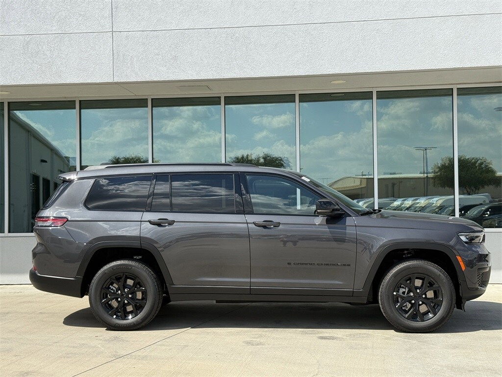 2025 Jeep Grand Cherokee Altitude photo 3