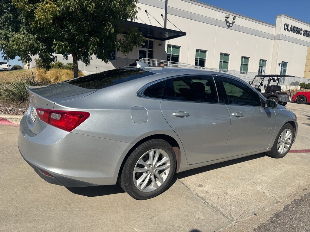 2017 Chevrolet Malibu 1LT photo 2