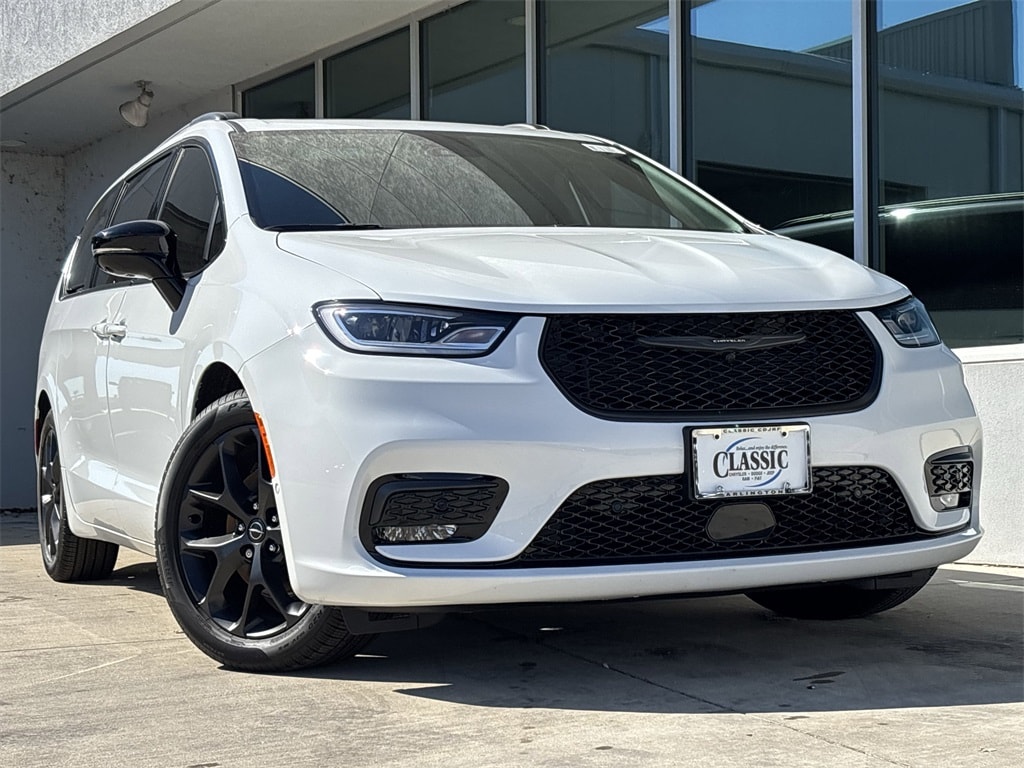 2025 Chrysler Pacifica Limited's photo