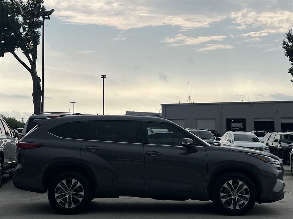 2023 Toyota Highlander XLE photo 2