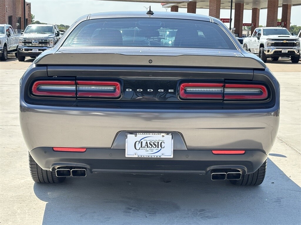 2015 Dodge Challenger SXT Plus photo 3