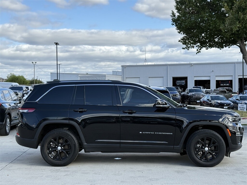 2023 Jeep Grand Cherokee Limited photo 2