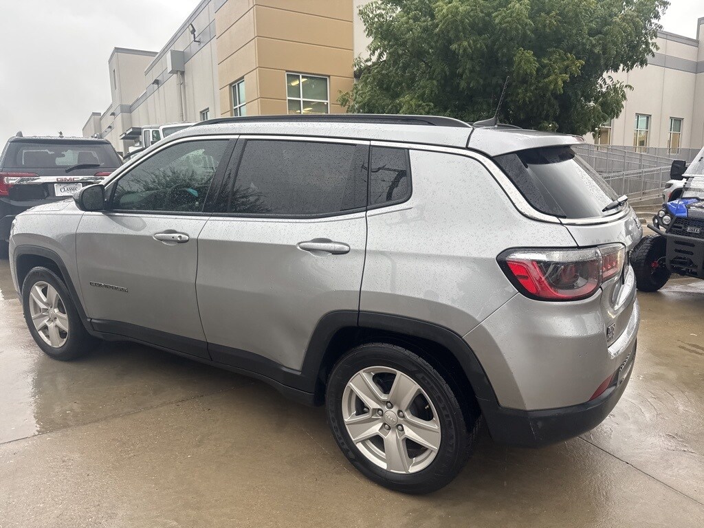 2022 Jeep Compass Latitude photo 3