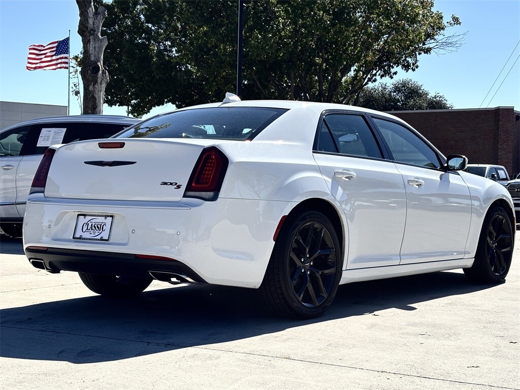 2022 Chrysler 300 S photo 3