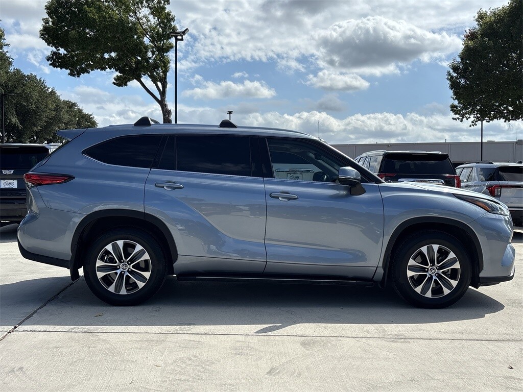 2021 Toyota Highlander XLE photo 2