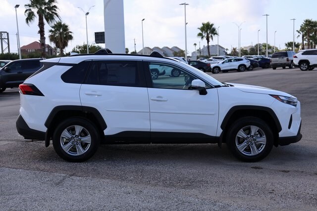 2025 Toyota RAV4 XLE photo 4