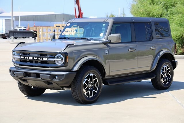 2025 Ford Bronco Outer Banks photo 3