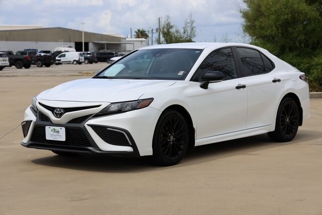 2022 Toyota Camry SE photo 3