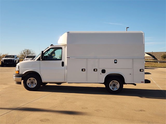 2025 Chevrolet Express 3500 Cutaway Van photo 2