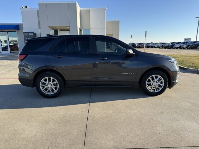 2022 Chevrolet Equinox LS photo 2
