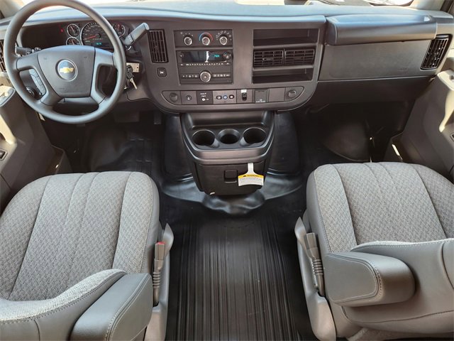 2025 Chevrolet Express Cutaway 3500 photo 2
