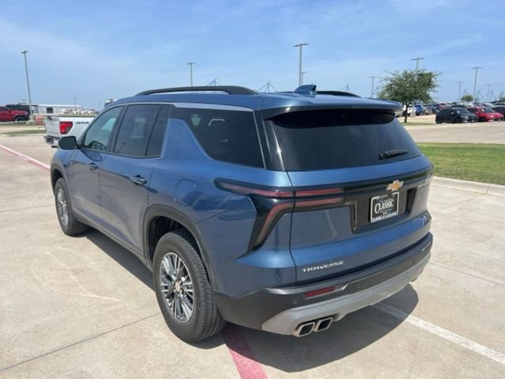 Used 2025 Chevrolet Traverse LT SUV