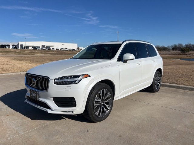 2022 Volvo XC90 Momentum's photo