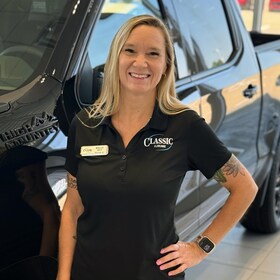 Staff member Kelly Smith from ID_e383a3444810