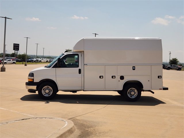 2025 Chevrolet Express Cutaway 3500 photo 4