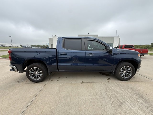 2023 Chevrolet Silverado 1500 LT photo 2