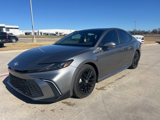 2025 Toyota Camry SE's photo