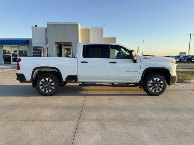 2025 Chevrolet Silverado 2500HD Custom photo 2
