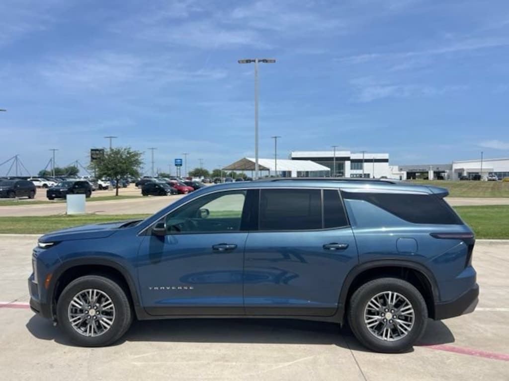 Used 2025 Chevrolet Traverse LT SUV