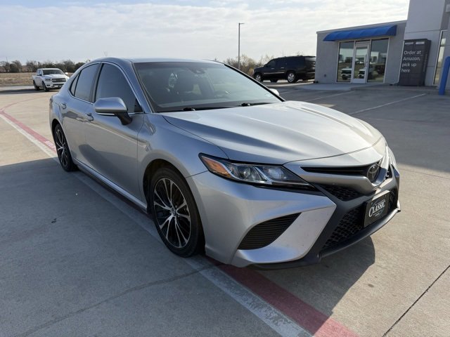 2020 Toyota Camry SE's photo