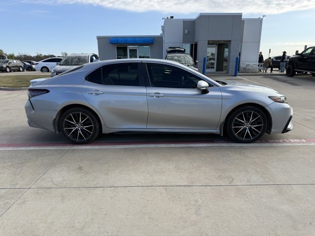 2022 Toyota Camry SE photo 2