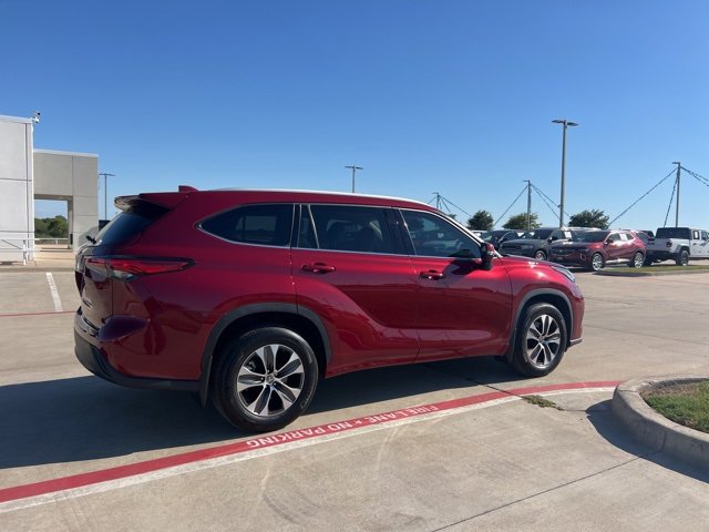 Used 2022 Toyota Highlander XLE with VIN 5TDGZRAH5NS091252 for sale in Cleburne, TX