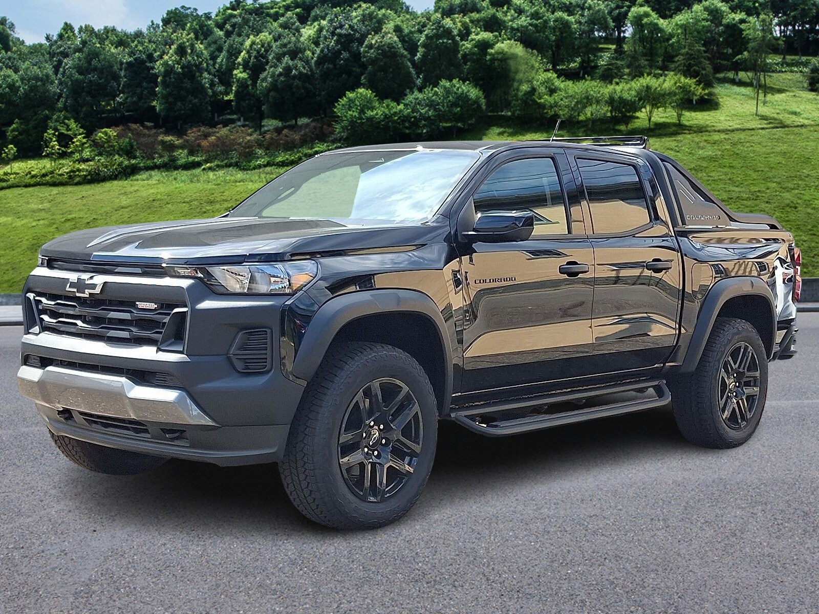 2025 Chevrolet Colorado Trail Boss photo 2