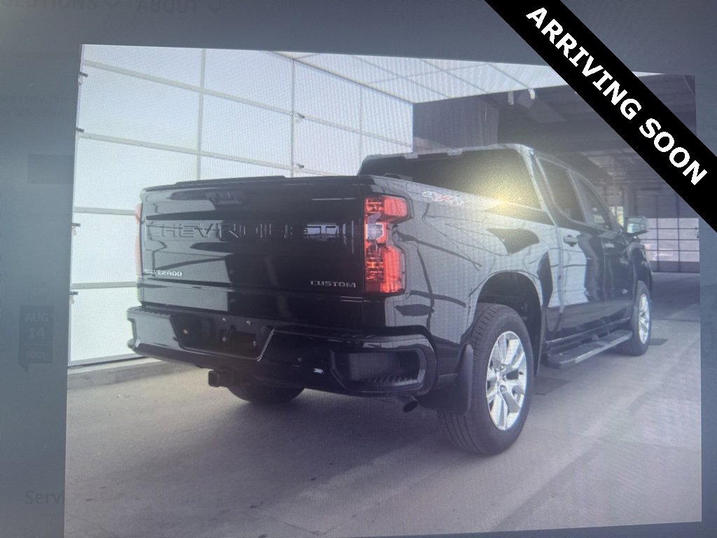 2023 Chevrolet Silverado 1500 Custom photo 2