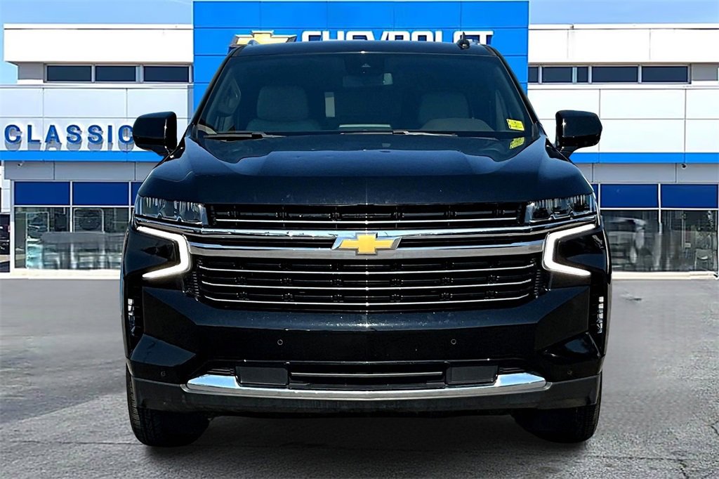2024 Chevrolet Suburban LT photo 2