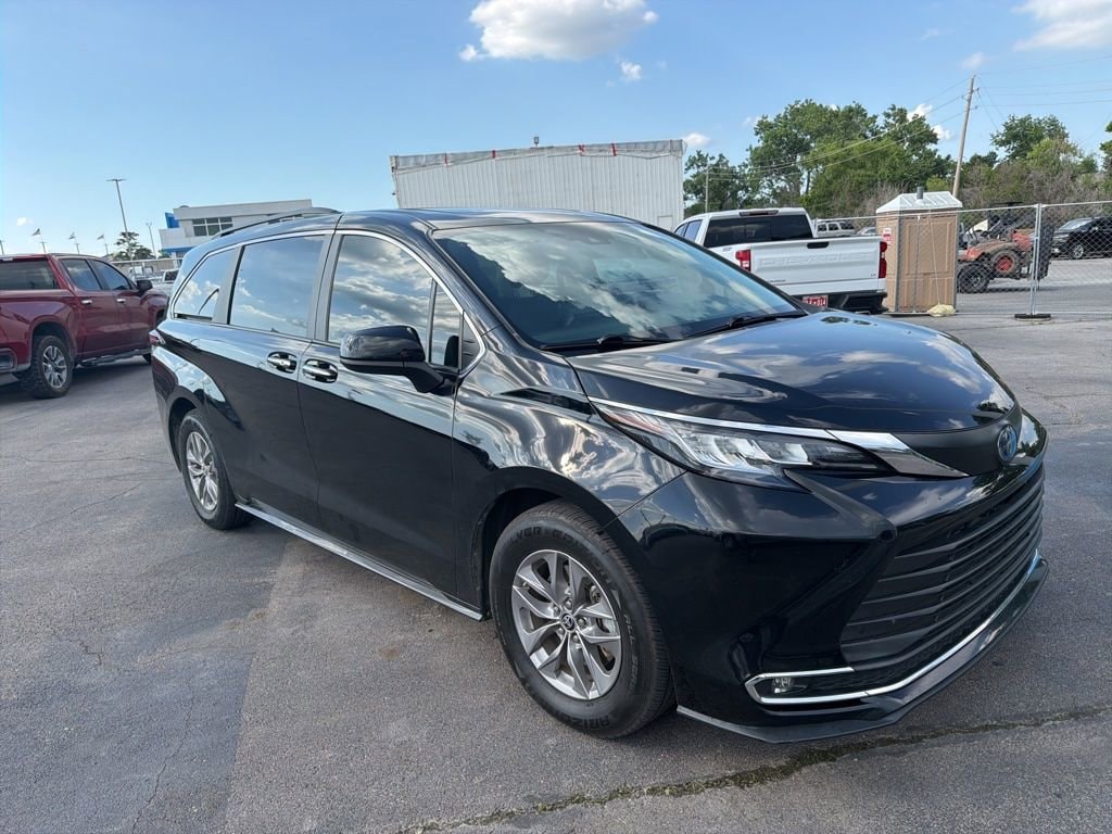 2021 Toyota Sienna XLE 8-Passenger Hybrid FWD's photo
