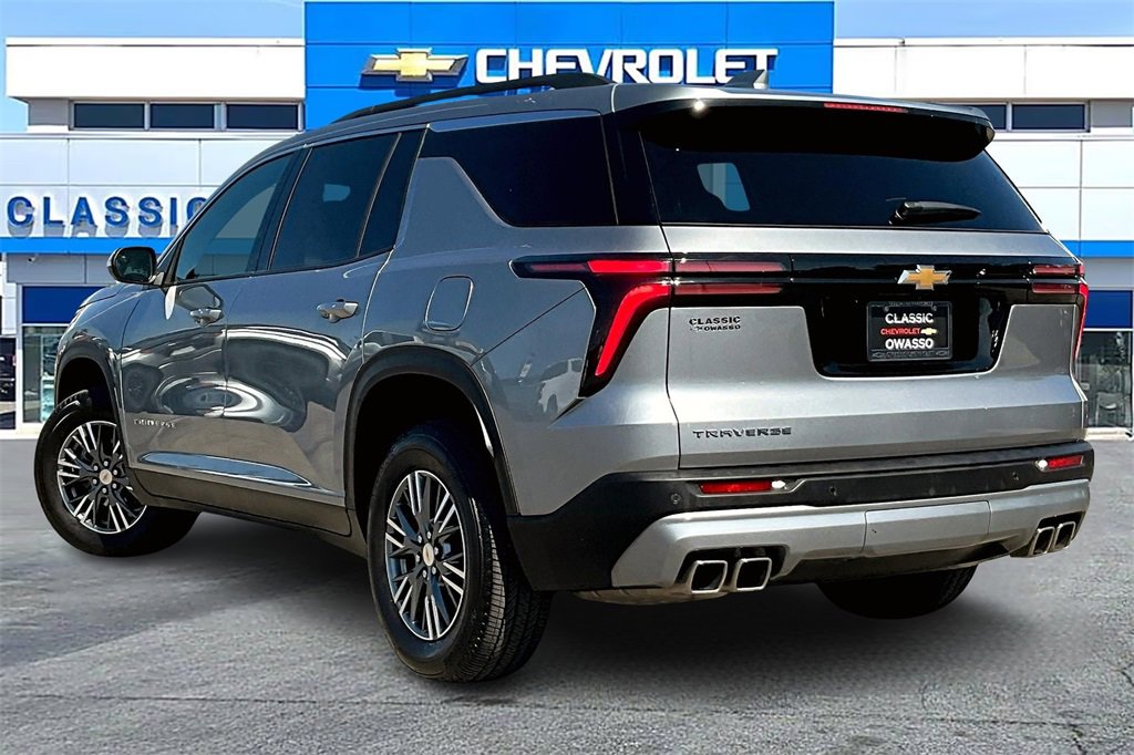 2025 Chevrolet Traverse photo 4