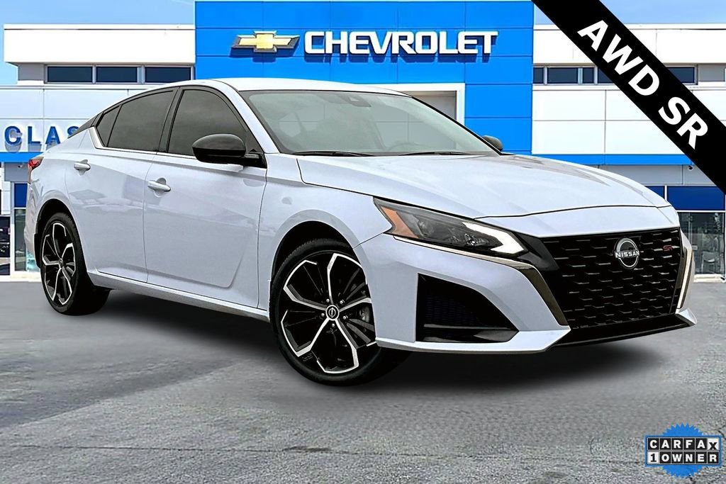 2025 Nissan Altima SR's photo